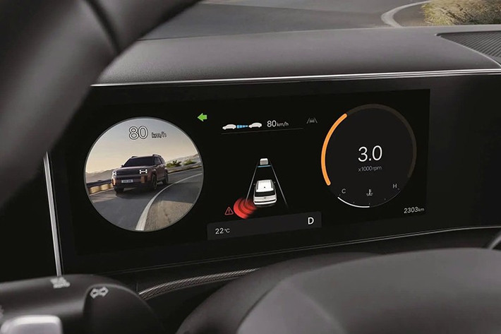 Tất cả phiên bản Santa Fe Hybrid 2025 hàng ghế đều có cửa gió điều hòa, cổng sạc USB-C, đi kèm đèn nội thất Ambient Light 64 màu, màn hình trung tâm 12,3 inch, Apple CarPlay/Android Auto không dây, sạc không dây và hệ thống âm thanh 6 loa.