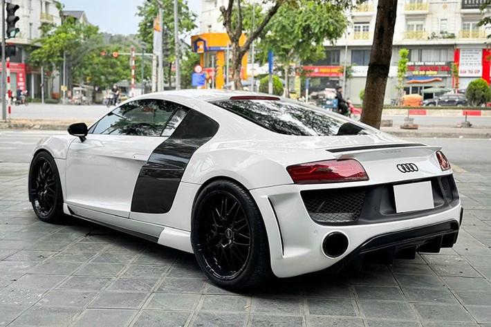 Kết hợp cùng hộp số 7 cấp, động cơ cho phép siêu xe Audi R8 có thể tăng tốc từ vị trí xuất phát lên 100 km/h chỉ trong vòng 4,6 giây trước khi đạt vận tốc tối đa 301 km/h. Chiếc xe này được nâng cấp hệ thống ống xả của hãng Akrapovic.