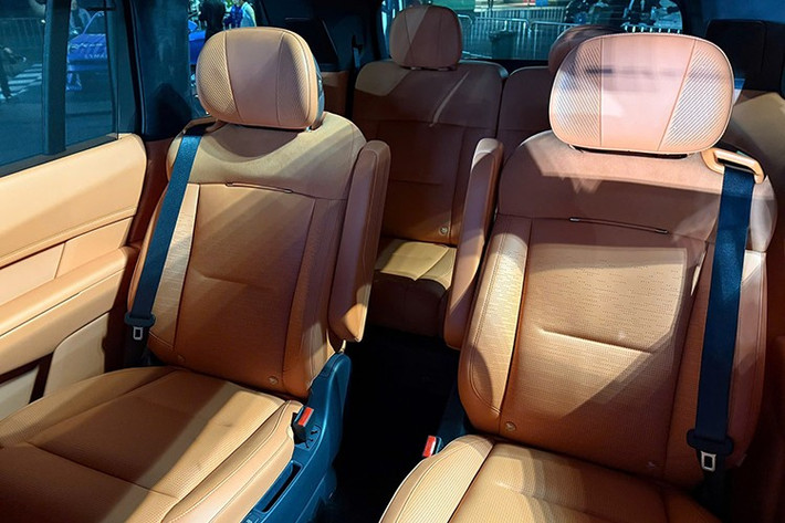 Lynk & Co 900 được trang bị hệ truyền động PHEV kết hợp động cơ xăng 2.0L tăng áp và hai mô-tơ điện, cho tổng công suất 724 mã lực và mô-men xoắn cực đại 1.038 Nm. Sức mạnh này được truyền qua hệ dẫn động AWD toàn thời gian, giúp xe tăng tốc 0-100 km/h trong chỉ 4,6 giây.