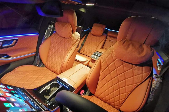 Mercedes-Benz S450 Luxury 4Matic thế hệ mới được trang bị khối động cơ máy xăng, dung tích 3.0 lít, có tích hợp công nghệ EQ Boost sản sinh ra công suất tối đa 367 mã lực cùng mô-men xoắn cực đại đạt 500 Nm. Sức mạnh này được đồng hành cùng hộp số tự động 9 cấp, đi kèm hệ dẫn động 4 bánh.