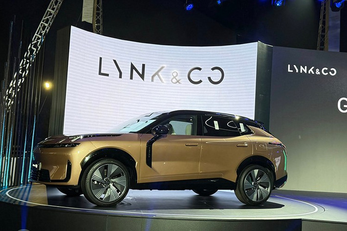 Lynk & Co 08 EM-P vừa ra mắt Việt Nam với 2 phiên bản là Pro và Halo. Đây là sản phẩm chiến lược ứng dụng công nghệ EM-P Super Hybrid, tiếp nối kỷ nguyên "New Premium" - kết hợp thiết kế Bắc Âu, hiệu năng vượt trội và trải nghiệm thuần điện mượt mà, đáp ứng trọn vẹn nhu cầu của người dùng Việt hiện đại: sang trọng, thông minh và bền vững.
