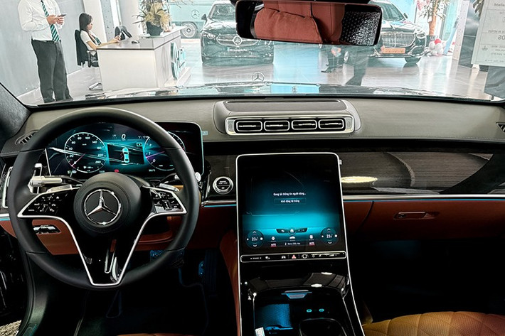 Phiên bản Luxury của Mercedes-Benz S450 có ghế bọc da Nappa cao cấp, táp-lô và vô-lăng cũng bọc da Nappa. Hàng ghế thứ 2 có kính cách nhiệt tối màu, máy tính bảng kết hợp điều khiển MBUX, điều khiển bằng cử chỉ.