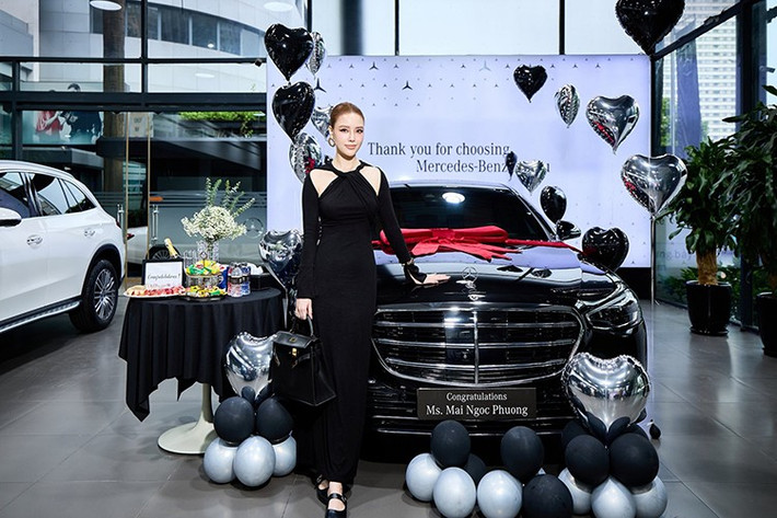 Các chi tiết đáng chú ý khác của ngoại thất Mercedes-Benz S450 Luxury gồm đèn chiếu sáng Multibeam LED có khả năng tắt/bật pha chủ động, đèn hậu LED, tay nắm cửa dạng ẩn... Mâm xe 19 inch trên bản tiêu chuẩn và 20 inch trên bản Luxury.