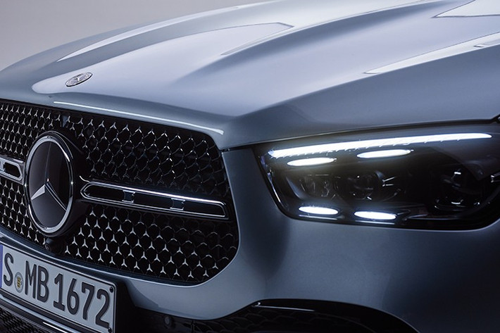 Hệ thống sạc AC công suất 11 kW giúp nạp đầy pin trong khoảng 2,75 giờ, phù hợp với nhịp sống năng động của khách hàng đô thị. Bên cạnh các chế độ Hybrid và Sport, xe còn cung cấp chế độ EV Mode cho những hành trình không tiếng động và không khí thải.