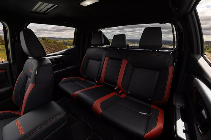 Mẫu xe bán tải chủ lực nhà Nissan sử dụng động cơ diesel 2.4L tăng áp kép, công suất 201 mã lực và mô-men xoắn 470 Nm – mạnh hơn bản tiền nhiệm, đồng thời tiết kiệm nhiên liệu hơn (7,7 lít/100 km).