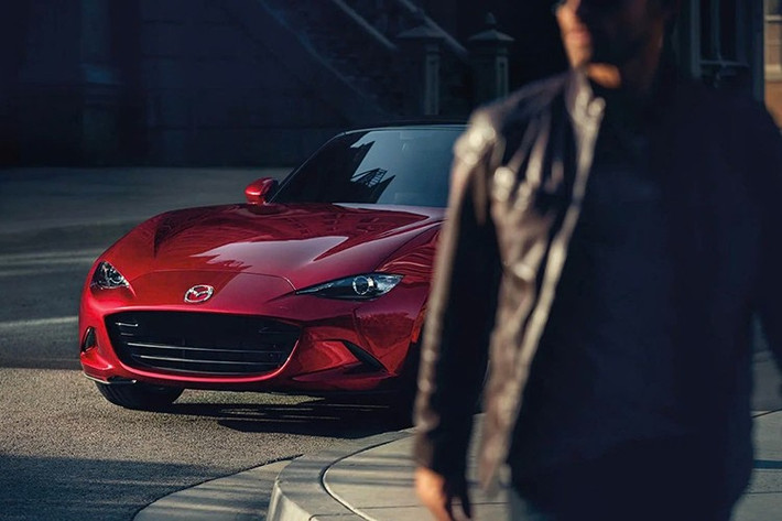 Mức giá xe Mazda MX-5 mui trần được xem là hợp lý đối với một mẫu xe nhập khẩu đặc thù, song vẫn là rào cản đáng kể đối với nhóm khách hàng yêu thích xe thể thao thuần chất nhưng hạn chế về tài chính.