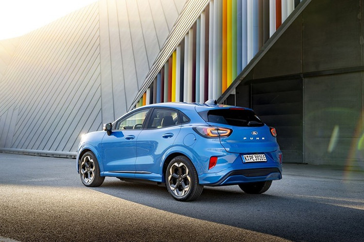 Nội thất giữ nguyên cấu hình với bảng đồng hồ kỹ thuật số 12,8 inch và màn hình trung tâm 12 inch. Ford cũng tiếp tục trang bị khoang chứa đồ phụ “Gigabox” dưới sàn cốp sau, nâng tổng thể tích chứa hàng lên tới 574 lít ở khoang sau và thêm 43 lít ở khoang trước.