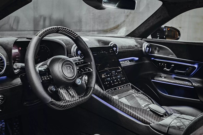 Bên trong, nội thất Brabus Rocket GTS cao hơn và việc loại bỏ cơ chế ngả mui xe giúp tăng thêm không gian cho hành lý ở khoang chứa đồ phía sau bố trí ghế ngồi 2+2, khiến đây trở thành chiếc SL thiết thực nhất mà tiền có thể mua được. Nội thất được xử lý theo phong cách Brabus Masterpiece với da mềm và bọc Alcantara phủ toàn bộ cabin.