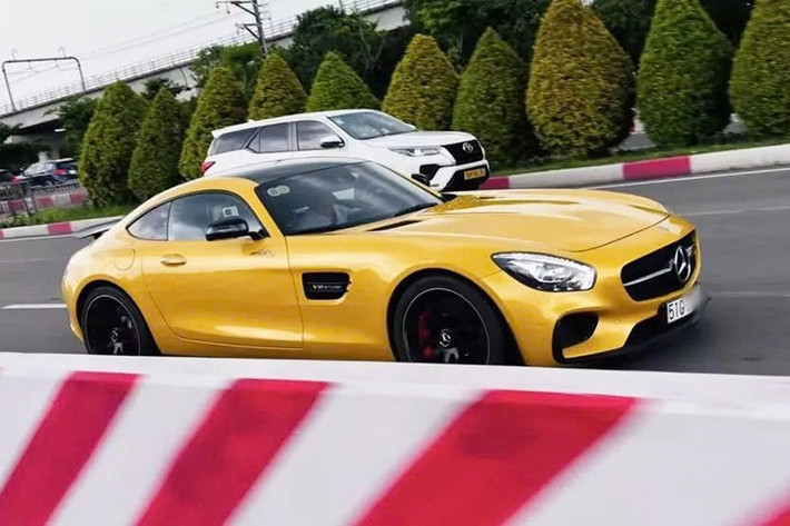 Mới đây, 1 chiếc siêu xe Mercedes-AMG GT S Edition 1 đã bị bắt gặp lăn bánh trên đường phố TP.HCM và thú vị nằm ở chỗ, đây là xe rất hiếm hoi còn xót lại được nhìn thấy ngoài đường, các xe còn lại đều đã nằm trong garage xe của "ông trùm siêu xe" Đặng Lê Nguyên Vũ.