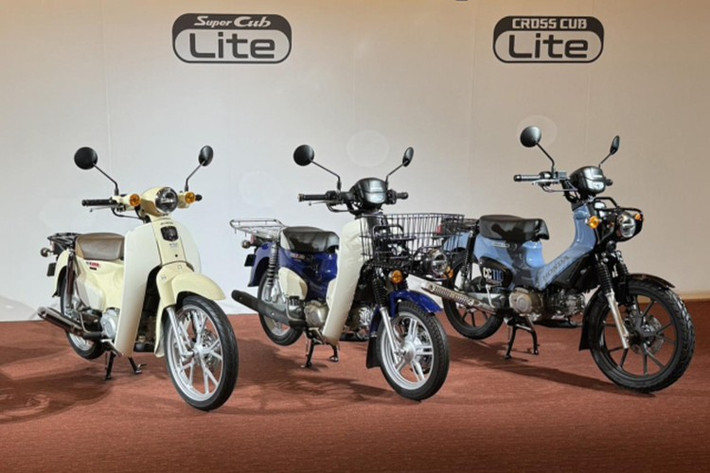 Do các tiêu chuẩn khí thải ngặt nghèo nên Honda đã phải "khai tử" các dòng Super Cub 50cc huyền thoại kể từ đời 2025. Tuy nhiên sự vắng mặt của chúng cũng đã để lại một khoảng trống dành cho những khách hàng mới chỉ có bằng lái xe gắn máy tại Nhật - vốn trước đây phụ thuộc vào phân khúc 50cc trở xuống.