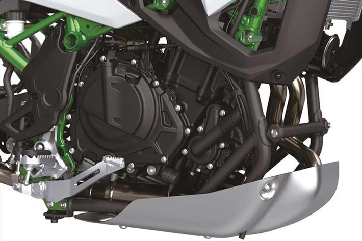 Bánh sau 17 inch cùng lốp 140/70-17 tạo nên cấu hình đặc trưng của những mẫu xe thực sự sẵn sàng cho off-road. Hệ thống phanh với đĩa trước 300 mm và đĩa sau 230 mm, đều đi kèm heo dầu hai piston, đảm bảo lực hãm đủ mạnh và ổn định cho cả điều kiện đường trường lẫn địa hình phức tạp.