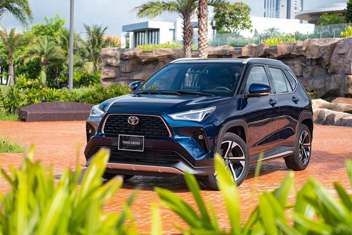 1. Toyota Yaris Cross: 1.964 xe Lần đầu tiên trong năm 2025, Toyota Yaris Cross vươn lên dẫn đầu top ôtô động cơ xăng, dầu bán chạy nhất Việt Nam. Bất chấp áp lực ở phân khúc crossover hạng B ngày càng tăng, Toyota Yaris Cross vẫn là một trong những cái tên hút khách nhất với doanh số đạt 1.964 xe (trong đó có 122 xe thuộc bản hybrid). So với tháng trước đó, lượng xe Yaris Cross tăng 952 xe.