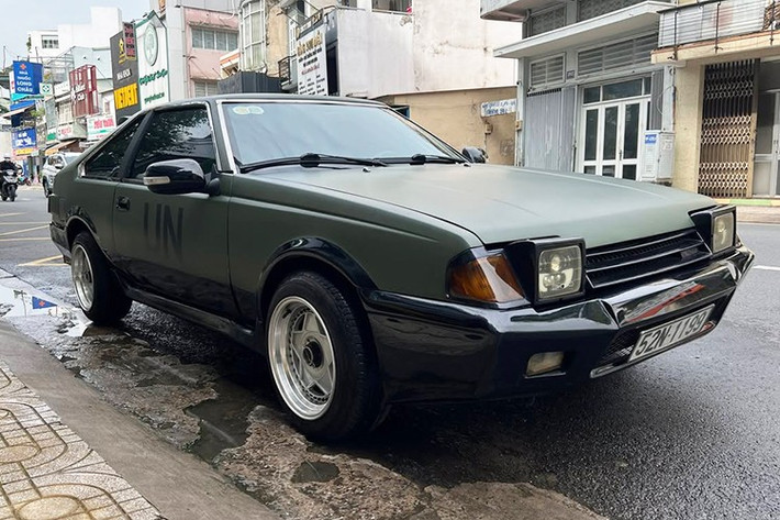 Về ngoại hình, chiếc Toyota Celica nổi bật với nắp ca-pô dài, thân xe cân đối và phần mui dốc về phía sau. Với những mẫu xe ở thập niên 1980, không thể không nhắc đến cụm đèn pha dạng pop-up (mắt ếch) giúp tăng tính khí động học của xe. Đuôi xe có thiết kế đơn giản, chiếm phần lớn diện tích bởi cụm đèn hậu.