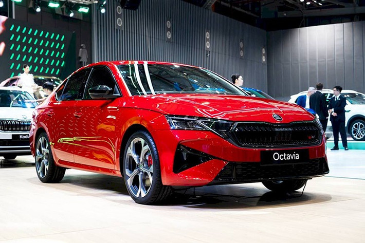 Phân phối tại Việt Nam với mức giá khoảng 1,5 tỷ đồng, Skoda Octavia 2025 sẽ đối đầu với nhóm xe sedan hạng sang hiệu suất cao như Subaru WRX hay Volkswagen Golf R, những mẫu xe này hiện có giá khoảng 1,9 tỷ đồng.