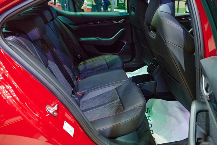 Riêng bản Skoda Octavia RS 2025 sẽ đi kèm ghế theo phong cách xe đua, ôm lấy thân người ngồi, chất liệu da lộn màu đen, chỉ khâu đỏ tương phản, những chi tiết ốp giả sợi carbon, bộ bàn đạp ốp nhôm và vô lăng 3 chấu, có logo RS.