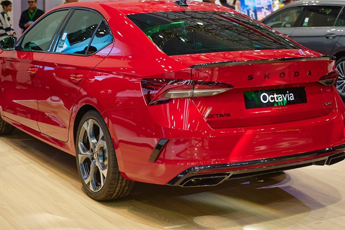Về ngoại hình, Skoda Octavia 2025 sắp về Việt Nam sở hữu phong cách thiết kế tối giản nhưng trẻ trung và năng động. Phần đầu xe nổi bật với lưới tản nhiệt nan dọc nối liền cụm đèn LED hai bên, tích hợp cả đèn pha và đèn ban ngày.