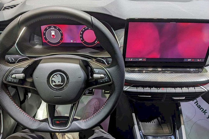 Trung tâm bảng táp-lô là màn hình cảm ứng 13 inch hỗ trợ Apple CarPlay và Android Auto không dây, đảm bảo khả năng kết nối tiện lợi. Xe còn có màn hình hiển thị thông tin trên kính lái (HUD), hệ thống điều hòa tự động ba vùng độc lập...