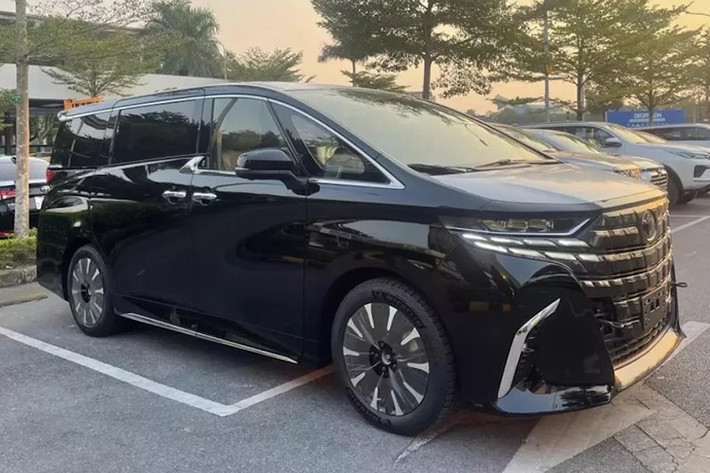 Toyota Alphard ﻿Doanh số của Toyota Alphard trong tháng 7/2025 cũng là 22 chiếc, giảm 15,3%. Việc mẫu xe được mệnh danh "chuyên cơ mặt đất" này bán kém cũng không có gì lạ vì giá bán của Alphard lên đến 4,37 - 4,475 tỷ đồng. Điều đáng ngạc nhiên là Toyota Alphard sở hữu doanh số cao hơn cả những mẫu xe giá rẻ như Kia Morning hay Soluto.