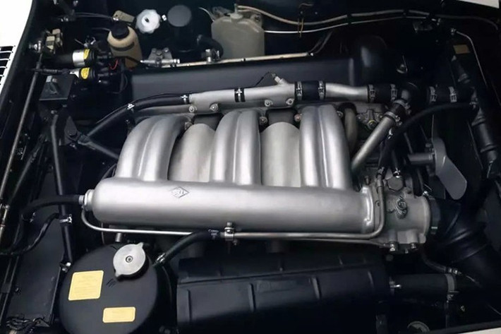 Động cơ Mercedes-Benz M198 là 6 xi lanh thẳng hàng, loại 3.0 lít, dung tích 3.0 lít, làm mát bằng nước , trục cam trên đỉnh. Giống như xe đua Mercedes-Benz M194 , 300 SL đã mượn động cơ M186 hai van mỗi xi-lanh cơ bản từ xe du lịch hạng sang bốn cửa 300 (W186 "Adenauer") thông thường được giới thiệu vào năm 1951.