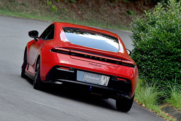 Honda Sensing là trang bị tiêu chuẩn, bao gồm kiểm soát hành trình thích ứng, hỗ trợ giữ làn, cảnh báo điểm mù, hỗ trợ phanh giảm va chạm và hỗ trợ kẹt xe. Mức giá xe Honda Prelude 2026 khởi điểm từ 6.179.800 yên (tương đương khoảng 41.600 USD - khoảng hơn 1 tỷ đồng).