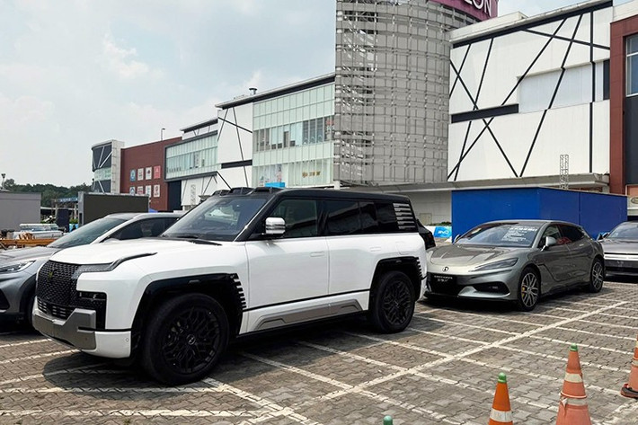 Không chỉ mạnh mẽ, U8 còn sở hữu những tính năng vượt trội hiếm thấy trên thị trường hiện nay như khả năng xoay tròn tại chỗ (tank turn), di chuyển ngang (crab walk) và đặc biệt là khả năng nổi và di chuyển tạm thời trên mặt nước trong trường hợp khẩn cấp...