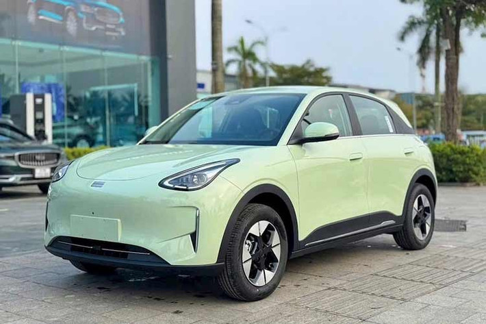 Trong khi đó chiếc Geely EX2 chạy điện đã được các tư vấn viên bán hàng tại đại lý mời chào khách hàng cọc xe với số tiền 10 triệu đồng. Xe dự kiến có 2 phiên bản là Pro và Max, có giá lần lượt từ 500 và 550 triệu đồng.