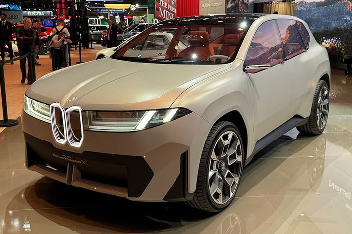 Dù mới chỉ hé lộ hình ảnh phiên bản tiền sản xuất, nhưng có thể thấy rõ thiết kế của SUV BMW iX3 mới được lấy cảm hứng từ concept Neue Klasse X.