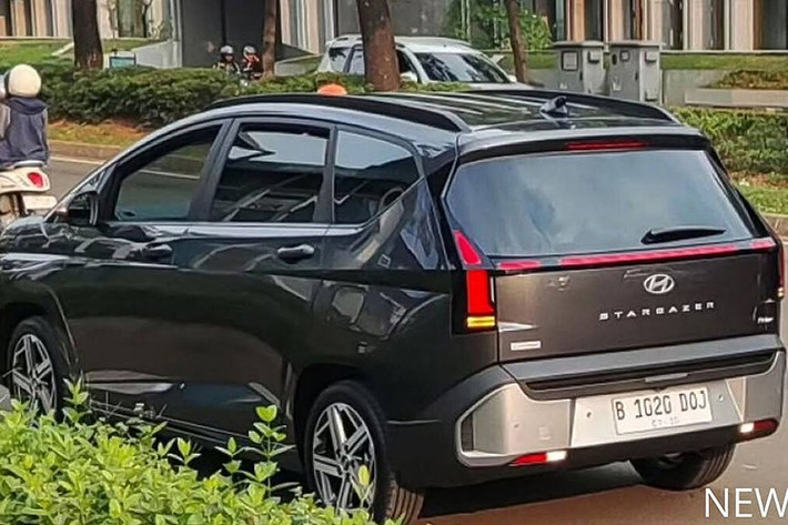 Theo Hyundai quảng cáo, Stargazer facelift có đèn chạy ban ngày nằm ngang lấy cảm hứng từ vị trí xích đạo của Indonesia và đèn hậu hình chữ H "tượng trưng cho sự hòa hợp và thống nhất kết nối miền đông và miền tây Indonesia".