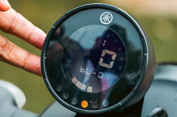 Xe giữ nguyên thiết kế đèn tròn trước/sau theo phong cách retro, kết hợp cùng yên đôi phân tầng riêng biệt cho người lái và người ngồi sau. Hệ thống damper dưới yên giúp hạn chế rung chấn khi đi qua mặt đường xấu.