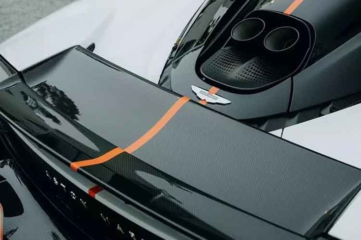 Dòng siêu xe Aston Martin Valhalla được sử dụng hệ thống truyền động PHEV mới với động cơ V8, tăng áp kép, dung tích 4.0 lít được đặt giữa phía sau.