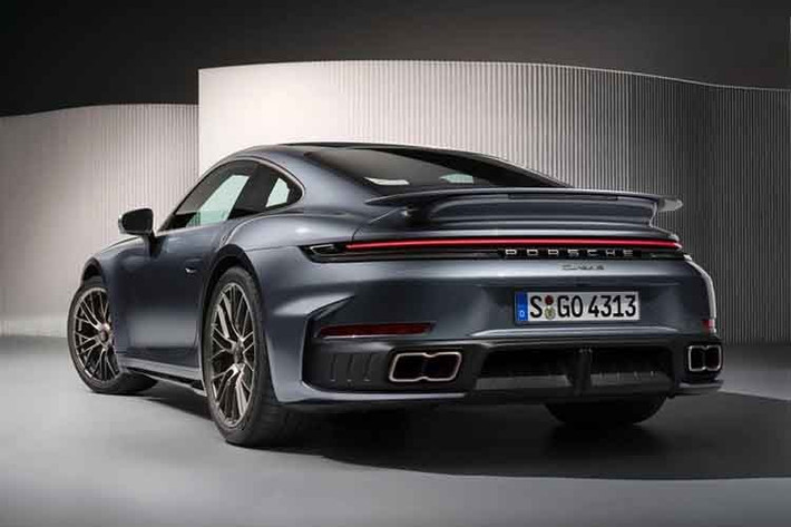 Mặc dù nặng hơn chiếc 911 Turbo S (992.1) khoảng 85 kg, Porsche 911 Turbo S phiên bản mới đã hoàn thành 1 vòng đua Nurburgring Nordschleife trong 7 phút 3,92 giây, nhanh hơn thành tích trước đó khoảng 14 giây. Hệ thống treo thích ứng PASM trên xe được tinh chỉnh đặc biệt, cho phép điều chỉnh độ cứng giảm xóc tùy theo điều kiện vận hành và nhu cầu người lái.