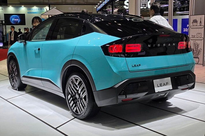 So với thế hệ trước, LEAF thế hệ mới có kích thước gần tương đương với chiều dài 4.405 mm, rộng 1.810 mm, cao 1.557 mm và chiều dài cơ sở 2.690 mm. Dung tích khoang hành lý đạt 437 lít. Hệ số cản gió đạt 0.25, cho thấy tính khí động học được cải thiện.