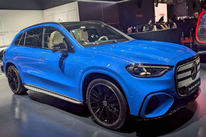 Tại triển lãm Japan Mobility Show 2025, gian trưng bày của Mercedes-Benz thu hút đông đảo khách tham quan với sự xuất hiện của GLC EQ. mẫu SUV điện hạng sang thương hiệu Đức gây ấn tượng ngay từ cái nhìn đầu tiên.