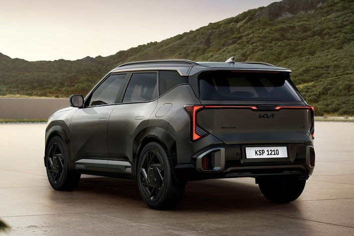 So với thế hệ trước, Seltos mới được gia tăng đáng kể về kích thước với chiều dài tăng thêm 95 mm, rộng hơn 20 mm, cao hơn 15 mm và trục cơ sở kéo dài thêm 80 mm. Nhờ sử dụng nền tảng toàn cầu K3 hoàn toàn mới, dung tích khoang hành lý cũng tăng thêm 14 lít. Đi cùng với đó là ngôn ngữ thiết kế mới ấn tượng hơn.