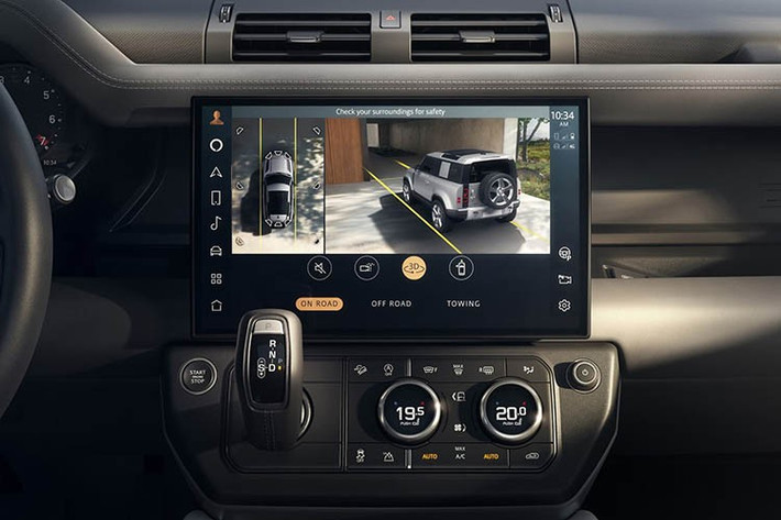 Defender OCTA là mẫu xe thứ hai của Land Rover, sau Range Rover Sport SV, được trang bị công nghệ Body and Soul tại hàng ghế trước. Hệ thống này cho phép người dùng "cảm nhận" âm nhạc thông qua rung động, đồng thời cung cấp 6 chế độ thư giãn khác nhau khi di chuyển.