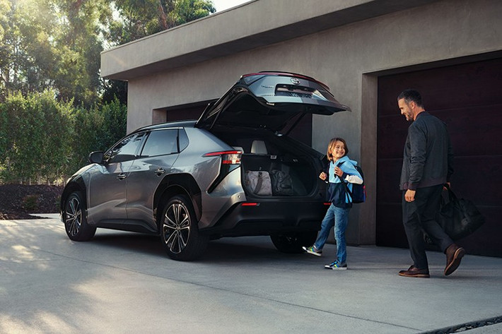 Cả hai đều hỗ trợ sạc AC 22 kW và sạc nhanh DC 150 kW, giúp nạp từ 10% đến 80% chỉ trong 28 phút khi sử dụng trạm sạc nhanh tiêu chuẩn CCS Combo.