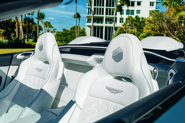 Aston Martin Vanquish Volante trang bị động cơ V12 Twin-Turbo dung tích 5.2L, sản sinh công suất tối đa 835 mã lực và mô-men xoắn cực đại 1.000 Nm. Kết hợp hộp số 8 cấp ly hợp kép ZF và hệ dẫn động cầu sau.