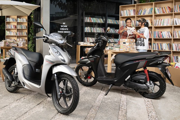 Honda Việt Nam (HVN) vừa chính thức giới thiệu phiên bản xe ga Vision 2026 với bộ sưu tập màu sắc mới. Phiên bản Thể thao của Vision năm nay có màu Bạc Nhám hoàn toàn mới, kết hợp với tay dắt sau được tinh chỉnh màu đen và bộ tem thể thao, đem lại hình ảnh hiện đại, trẻ trung hơn. Phiên bản Cao cấp là sự kết hợp tông màu Đỏ - Đen.