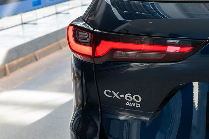 CX-60 PHEV sử dụng hộp số tự động 8 cấp mới sử dụng ly hợp đa đĩa và động cơ/máy phát điện tích hợp thay thế cho bộ chuyển đổi mô-men xoắn truyền thống. Hệ dẫn động bốn bánh toàn thời gian i-Activ AWD cũng được trang bị tiêu chuẩn.