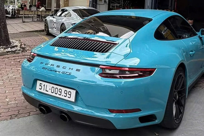 Việc chiếc xe Porsche 911 Carrera GTS 991.2 hàng hiếm liên tục rao bán trong thời gian gần đây đã nhận được sự quan tâm của giới chơi xe trong nước, theo tìm hiểu, xe mới có giao dịch và ra biển số rất đẹp là 51L-009.99.