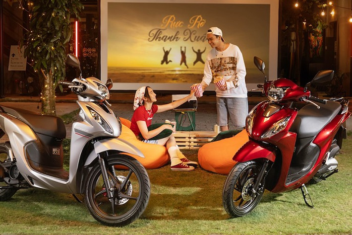 Mức giá bán Honda Vision 2026 vẫn được giữ nguyên so với bản tiền nhiệm. Xe được niêm yết chính hãng từ 31,89 triệu đồng đối với phiên bản tiêu chuẩn, phiên bản thể thao cao cấp nhất có giá 37,29 triệu đồng.