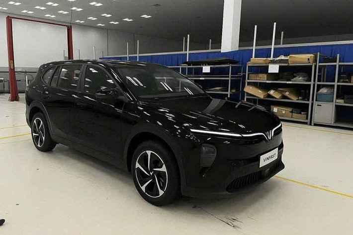 So với một số dòng xe VinFast trước đây thì công nghệ trợ lý giọng nói đã không xuất hiện trên Limo Green. Mức giá xe Limo Green được công bố có mức khởi điểm là 749 triệu đồng và thời gian giao xe dự kiến vào tháng 8/2025.