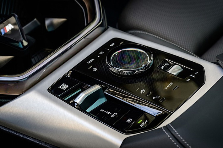 Cụm điều khiển trung tâm, cần số và hệ thống điều hòa cũng được thiết kế lại theo hướng tối giản, tăng tính thực dụng. Phiên bản M Sport còn có thêm cửa sổ trời toàn cảnh.