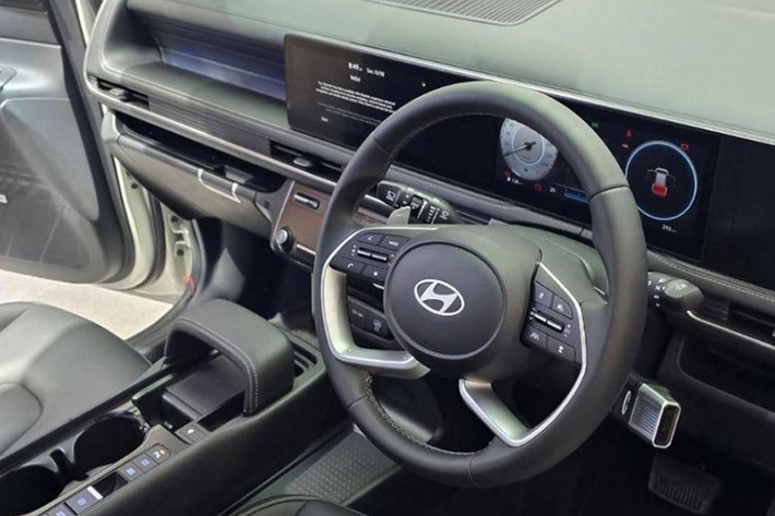 Phiên bản cao nhất có đồng hồ hiển thị dạng kỹ thuật số kích thước 10,25 inch, màn hình giải trí cảm ứng 10,25 inch đi kèm 6 loa Bose cùng phanh tay điện tử tích hợp Auto Hold góp phần hoàn thiện không gian tiện nghi...