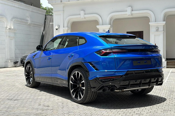 Ngoại thất chiếc xe Lamborghini Urus này có màu xanh và nội thất màu vàng, xe đi kèm bộ mâm 5 chấu đơn của bản tiêu chuẩn, và hiện đang được chào bán 14 tỷ đồng. Mức giá này có thể khiến không ít người phân vân vì trước đó, Lamborghini Urus chính hãng chỉ có giá từ 14,5 tỷ đồng.
