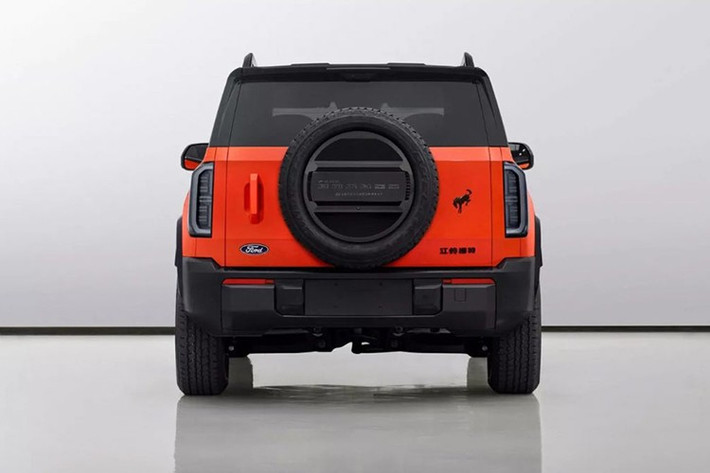 Chiều dài cơ sở lên tới 2.950 mm, tương đương với Bronco 4 cửa tại Mỹ và lớn hơn đáng kể so với 2.670 mm của Bronco Sport. Chiều dài tổng thể đạt mức 5.025 mm, dài hơn cả Bronco (4.810 mm) lẫn Bronco Sport (4.400 mm). Chiều rộng cũng được mở rộng đáng kể, vượt qua cả hai phiên bản Bronco Mỹ tiêu chuẩn (ngoại trừ bản Bronco Wildtrak mở rộng).