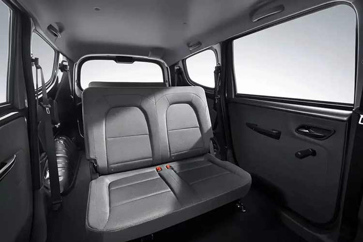 Tương tự như vậy, phần đuôi xe có thiết kế đơn giản và tổng thể vuông vức. Hãng cho biết xe được tối ưu với 14 chi tiết giảm lực cản không khí nhằm cải thiện phạm vi di chuyển. Người mua có thể chọn 3 màu sơn ngoại thất gồm trắng Polar White, bạc Clear Sky Silver và xám Tungsten Steel Gray.