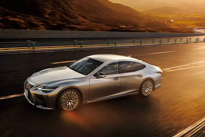 Được ra mắt lần đầu vào năm 2017, Lexus LS thế hệ thứ năm từng được nâng cấp lớn vào năm 2020 và tiếp tục được bổ sung công nghệ, an toàn vào năm 2023. Ở phiên bản cập nhật 2026, thương hiệu xe sang Nhật bổ sung hai màu sơn ngoại thất tiêu chuẩn mới.