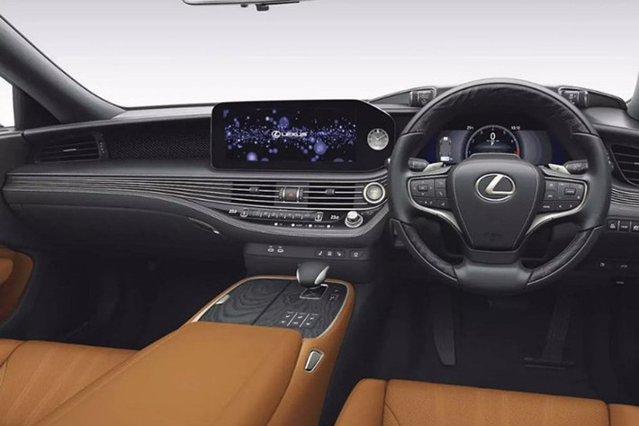 Nội thất Lexus LS 2026 vẫn giữ nguyên với màn hình kỹ thuật số 12,3 inch và màn hình trung tâm 12,3 inch, nhưng toàn bộ các phiên bản nay đều được trang bị tiêu chuẩn ghế trước và ghế sau có sưởi.