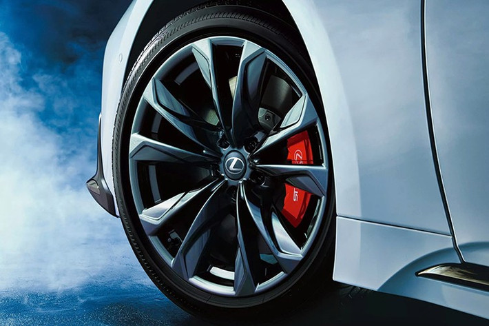 Phía sau, Lexus LS 2026 cũng trang bị cụm đèn hậu thiết kế mới đang trở thành xu hướng. Ngoài ra, đồ họa đèn hậu cũng được thiết kế kiểu chữ L hiện đại hơn.